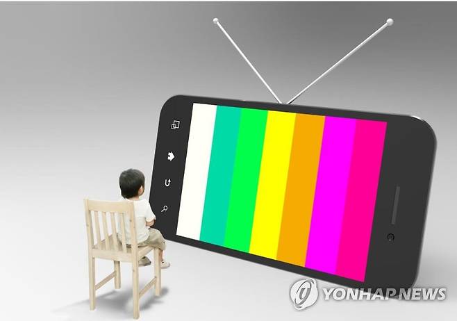 스마트폰 영상에 빠진 어린이 [게티이미지뱅크 제공. 재판매 및 DB 금지]