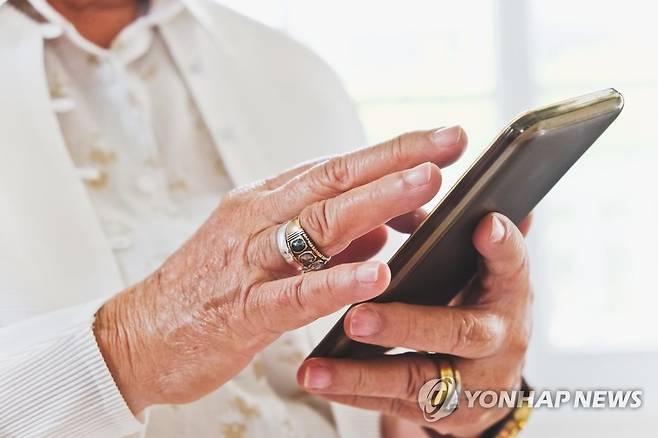 노인 스마트폰 [게티이미지뱅크 제공]