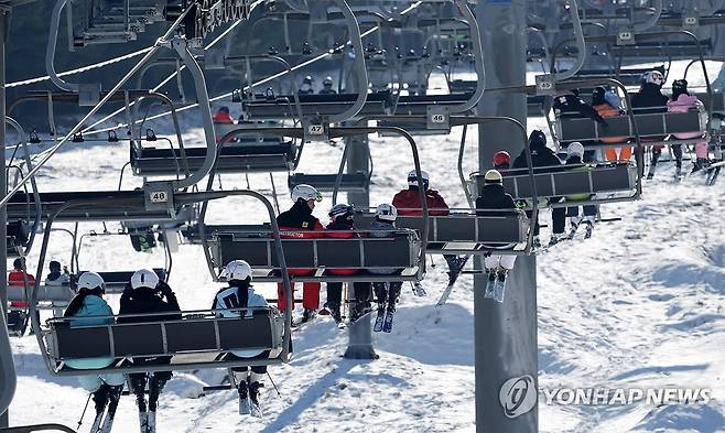 리프트 타고 슬로프 오르는 스키어들 [연합뉴스 자료사진]