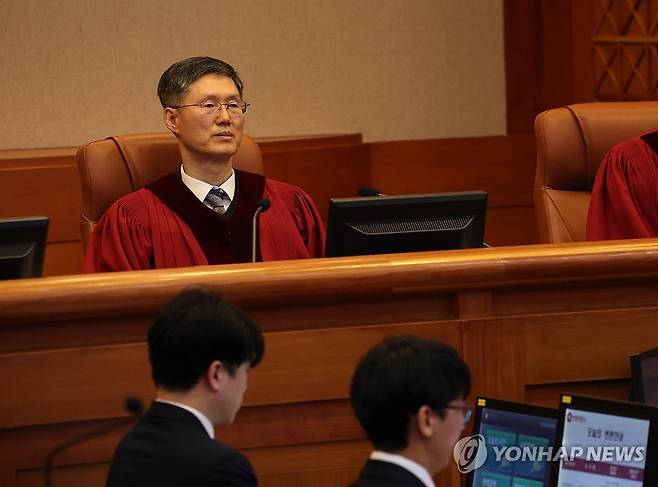 윤 대통령 탄핵심판 4차 변론 자리한 문형배 직무대행 (서울=연합뉴스) 문형배 헌법재판소장 직무대행이 23일 서울 종로구 헌법재판소에서 열린 윤석열 대통령 탄핵심판 4차 변론에 자리하고 있다. 2025.1.23 [사진공동취재단] photo@yna.co.kr