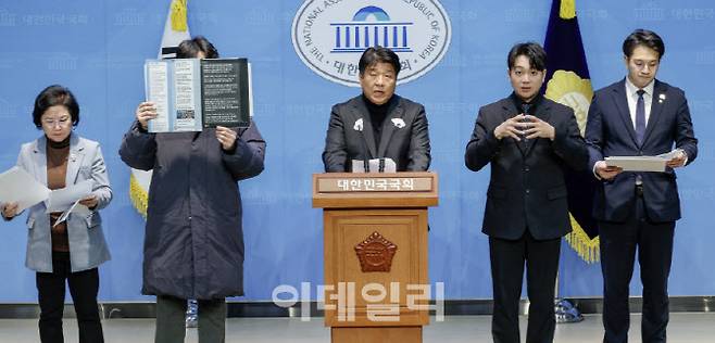김현 더불어민주당 국민소통위원회(허위조작감시단) 위원장과 양문석, 전용기 의원이 지난 13일 서울 여의도 국회 소통관에서 가짜뉴스 관련 현안브리핑을 하고 있다.(사진=뉴스1)