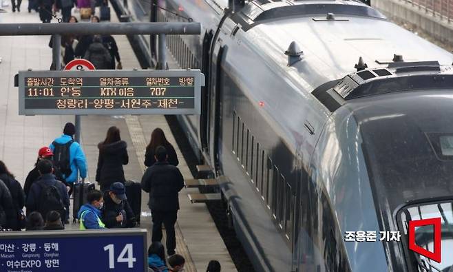 임시공휴일을 포함해 6일간의 길었던 설 연휴가 끝난 가운데, 지난 5년간 한국철도공사(코레일)가 설·추석 명절 연휴 기간에 운행한 KTX와 새마을·무궁화호 등의 기차 승차권 10장 중 4장은 발권된 뒤 예매가 취소된 것으로 나타났다. 조용준 기자