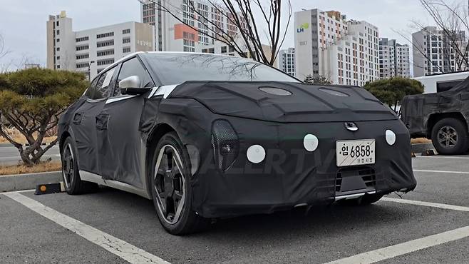 사진 : 기아 EV4 테스트카 (출처=힐러TV)