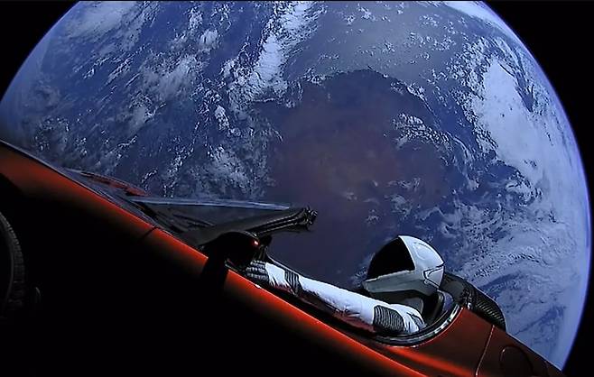 팰컨 헤비 로켓 상단부에 실려 발사된 테슬라 로드스터와 스타맨. /스페이스X