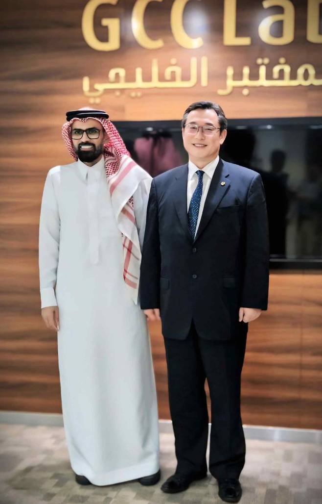 지난해 12월 사우디 GCC LAB과 ESS 4695 원통형 배터리 모듈 공급, 유지 보수 계약 및 합작법인 설립 합의를 체결하고 포즈를 취하고 있는 금양 류광지 회장(오른쪽). 금양 제공