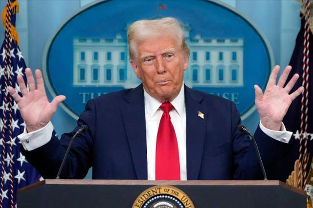 도널드 트럼프 미국 대통령이 지난 30일(현지시간) 워싱턴 백악관 언론 브리핑룸에서 연설하고 있다. 연합뉴스