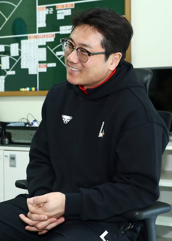 지난 27일 SSG 2군 사령탑에 선임된 박정권 감독이 인터뷰하고 있다. SSG 제공
