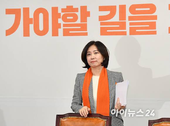 허은아 개혁신당 대표가 지난 22일 오전 서울 여의도 국회에서 열린 최고위원회의에 참석하고 있다.전날 천하람 원내대표, 김철근 사무총장은 긴급최고위원회의를 소집해 허 대표에 대한 당원소환 실시와 직무정지를 의결했다. 당 대표의 궐위에 따라 천 원내대표는 당 대표 권한대행을 겸임하겠다고 선언한 상황이다. [사진=곽영래 기자]