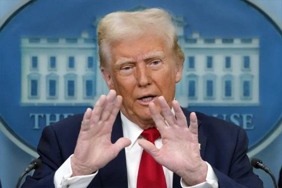 도널드 트럼프 미국 대통령이 30일(현지시간) 백악관 브리핑룸에서 진행한 기자회견에서 전날 발생한 항공기 사고와 관련한 발언을 하고 있다. AP=연합뉴스