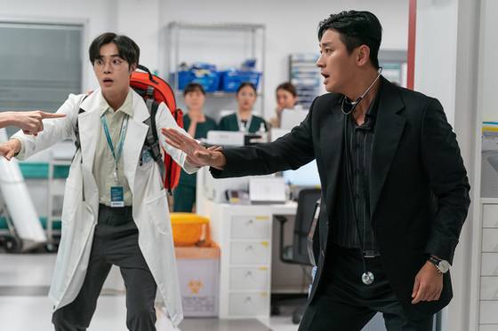 넷플릭스 오리지널 시리즈 '중증외상센터'는 전장을 누비던 천재 외과 전문의 백강혁(주지훈)이 유명무실한 한국대병원 중증외상팀을 심폐 소생하기 위해 부임하면서 벌어지는 통쾌한 이야기를 그린다. 사진 넷플릭스