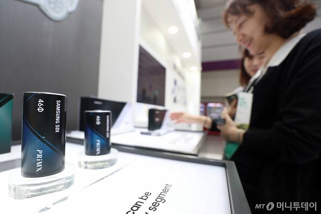 지난해 10월 서울 강남구 코엑스에서 열린 '그린비즈니스위크 2024'에 설치된 삼성SDI 부스를 관람객이 개발중인 전기차 배터리의 모습을 살펴보고 있다. /사진=이기범