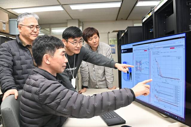 ETRI(한국전자통신연구원) 초성능컴퓨팅연구본부 클라우드기반SW연구실 연구팀이 '큐플레이어'를 시연하고 있다. /사진=ETRI