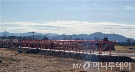 (서울=뉴스1) = 국토교통부는 22일 '방위각시설 등 공항시설 안전 개선방안'을 발표했다.   이날 발표에 따르면 전국 15개 공항 중 절반에 해당하는 7개 공항의 방위각 시설이 둔덕형이거나 '부러지기 어려운 구조'인 것으로 나타났다. 정부는 상반기 내 둔덕을 제거하거나 성토를 통해 지하화 또는 완만한 지형이 되도록 개선하겠다는 방침이다.   사진은 광주공항 로컬라이저. (국토교통부 제공) 2025.1.22/뉴스1  Copyright (C) 뉴스1. All rights reserved. 무단 전재 및 재배포,  AI학습 이용 금지. /사진=(서울=뉴스1)