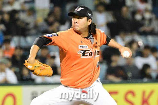 2024년 4월 26일 대전 한화생명이글스파크에서 진행된 '2024 신한 SOL 뱅크 KBO 리그' 두산-한화의 경기. 한화 김범수가 6회초 구원 등판해 역투를 펼치고 있다./마이데일리