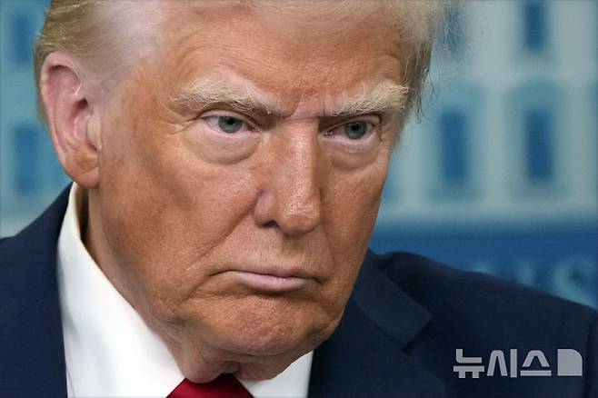 [워싱턴=AP/뉴시스]도널드 트럼프 미국 대통령이 30일(현지 시간) 백악관에서 여객기 추락 사고와 관련한 기자회견을 진행하고 있다. 2025.01.31.