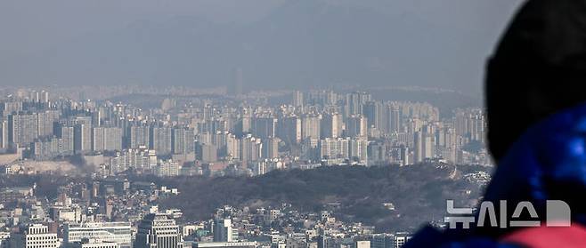 [서울=뉴시스] 정병혁 기자 = 지난 23일 서울 중구 남산에서 서울시내 아파트가 보이고 있다. 2025.01.31. jhope@newsis.com
