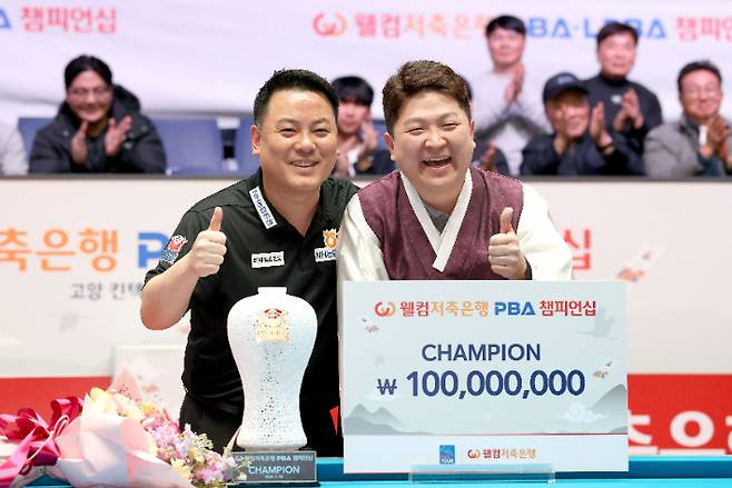 '우상과 함께' 조건휘가 30일 경기도 고양시 '고양 킨텍스 PBA 스타디움'에서 열린 '웰컴저축은행 PBA 챔피언십' 남자부 결승 뒤 조재호와 기념 촬영을 하고 있다. PBA