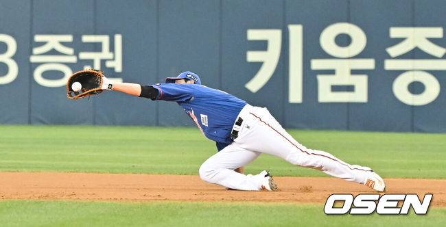 [OSEN=잠실, 박준형 기자] 한화 1루수 채은성이 안타성 타구를 잡아내고 있다. 2024.08.23 / soul1014@osen.co.kr