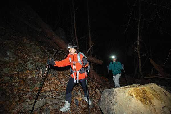 헤드랜턴 불빛만이 빛나는 일출 산행. 갈림길을 지나 천냥묘로 향하는 길이다. 얼굴엔 졸음이 가득하다.
