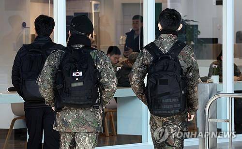병사 월급 인상  (서울=연합뉴스) 김인철 기자 = 1일 서울역에서 군 장병들이 이동하고 있다. 2024.1.1
    yatoya@yna.co.kr