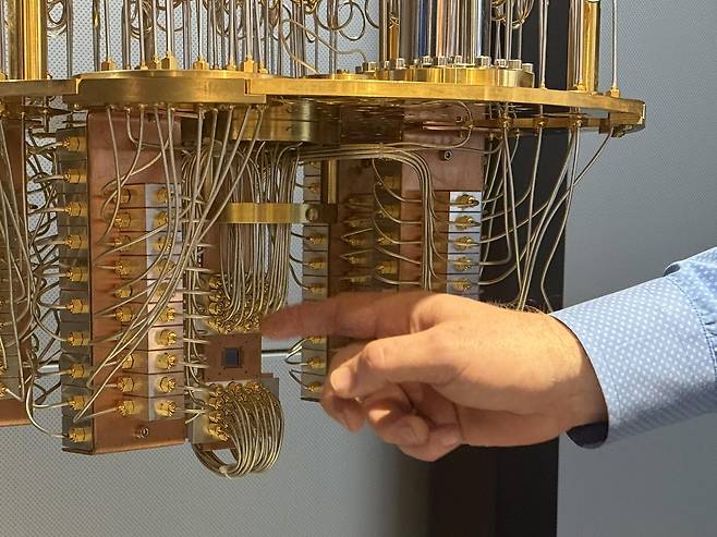 IBM 양자 프로세서 (뉴욕=연합뉴스) 이지헌 특파원 = 30일(현지시간) 미국 뉴욕주 요크타운하이츠의 IBM 왓슨 연구소 열린 외신기자 설명회에서 제이 감베타 양자컴퓨터 부문 부사장이 양자컴퓨터 내부 모형의 양자 프로세서를 가리키고 있다. 2025.1.30 pan@yna.co.kr