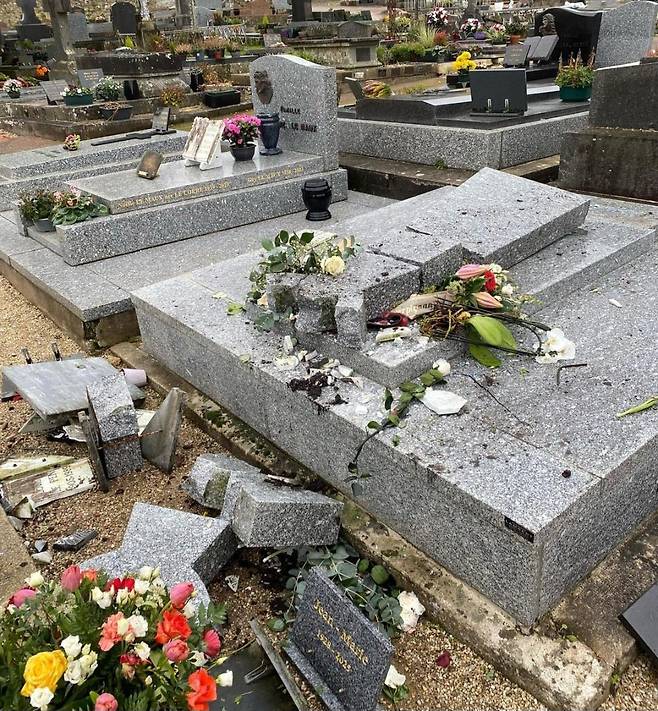 훼손된 장마리 르펜 무덤  [마리 카롤린 르펜 엑스(X·옛 트위터)캡처. 재판매 및 DB 금지]