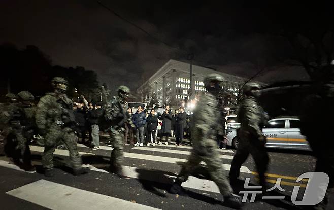 윤석열 대통령의 비상계엄으로 국회에 진입한 계엄군 2024.12.4/뉴스1 ⓒ News1 안은나 기자
