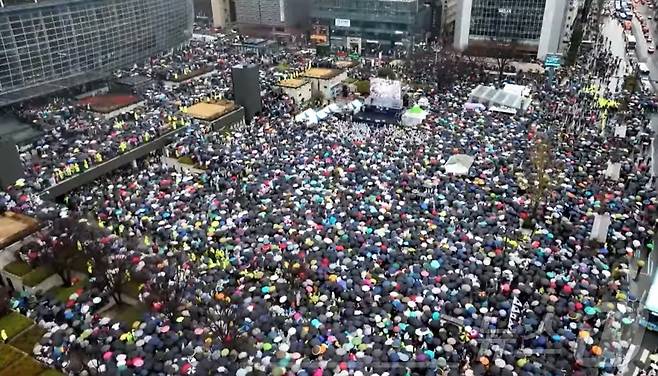 1일 오후 부산역에서 열린 세이브코리아 부산구국기도회에 많은 시민들이 운집해 있다.(세이브 코리아 유튜브 생중계 갈무리)