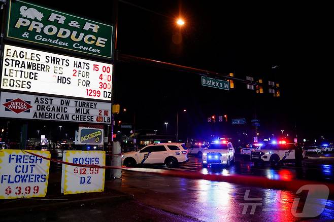 31일 (현지시간) 미국 펜실베이니아주 필라델피아 쇼핑몰 인근에서 경비행기가 추락, 경찰 차량이 사고 현장 주변을 봉쇄하고 있다. 이사고로 인해 다수의 사상자가 발생했다고 미국 현지 언론은 보도했다. ⓒ 로이터=뉴스1