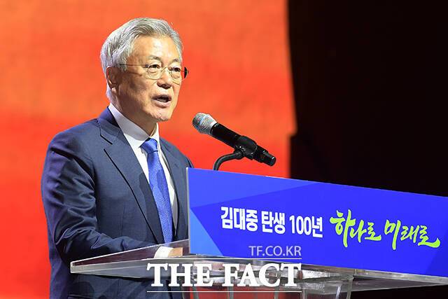 문재인 전 대통령이 자신의 SNS를 통해 정치하는 사람들이 책을 많이 읽어야 한다는 글을 올렸다. /서예원 기자