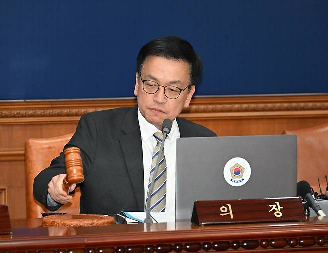 최상목 대통령 권한대행 부총리 겸 기획재정부 장관이 31일 서울 종로구 정부서울청사에서 열린 '제4회 국무회의'에서 의사봉을 두드리고 있다./기획재정부