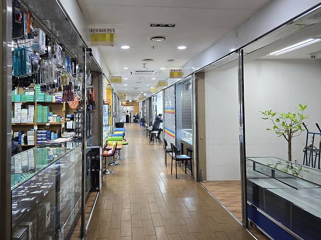 서울 중구 남대문 수입상가 내부가 한산하다. 공실이거나 문을 닫은 상점들이 보인다. /정두용 기자