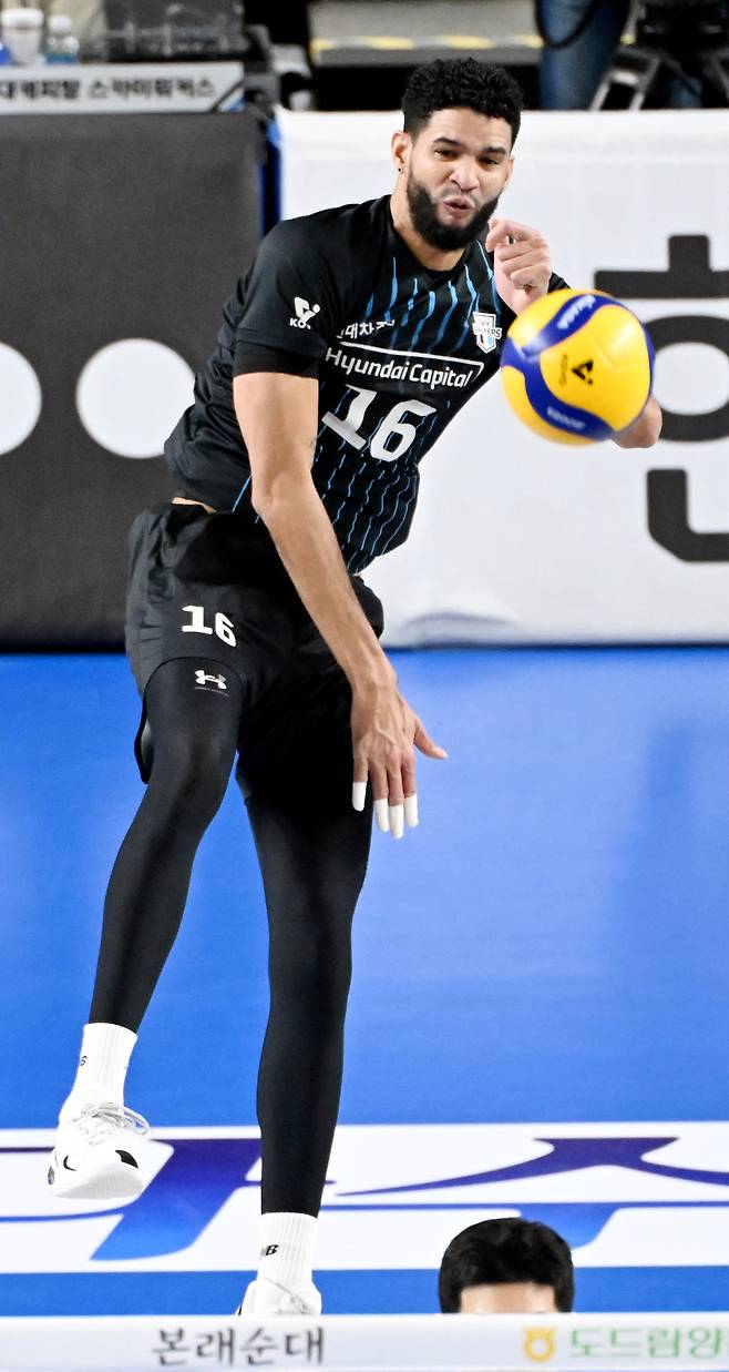 프로배구 남자부 선두 현대캐피탈의 외국인 선수 레오가 스파이크 서브를 넣고 있다. 레오는 31일 4라운드 최우수선수(MVP)로 선정되며 개인 10번째 수상의 영광을 안았다. KOVO 제공