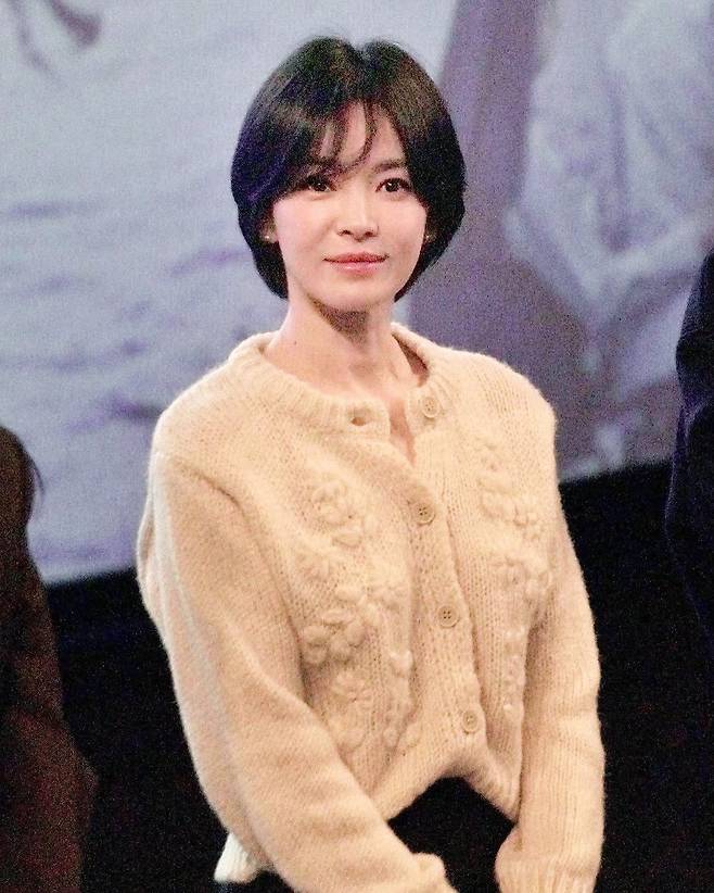 GiS1L6KboAEJxrZ.jpg 무대인사하는 송혜교 실물