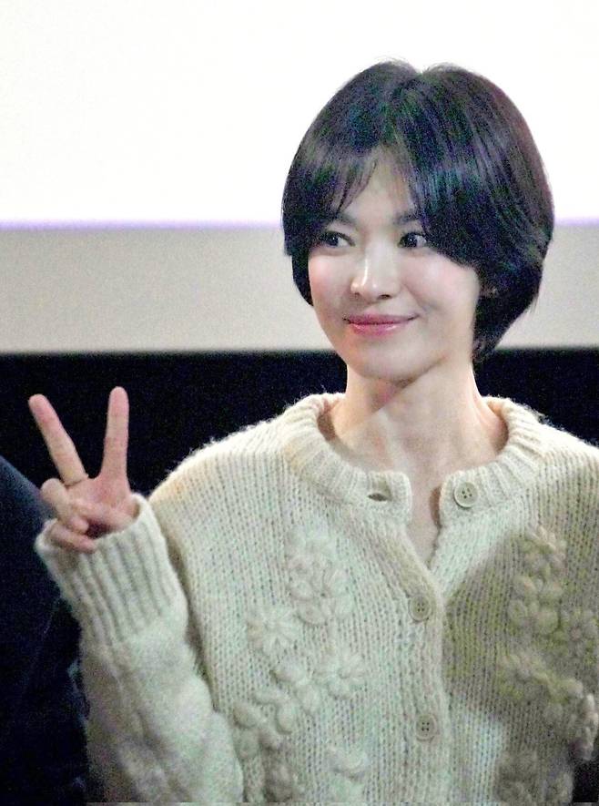 GiNCBvJbQAAE2RO.jpg 무대인사하는 송혜교 실물