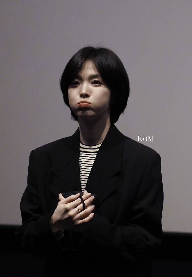 Gih7LNxbgAAFwRL.jpg 무대인사하는 송혜교 실물