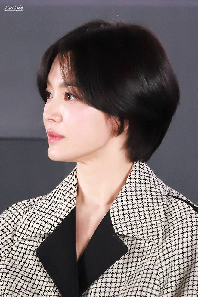 GiTGJvZbMAAU8cM.jpg 무대인사하는 송혜교 실물