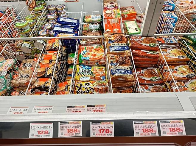 일본 업무 슈퍼에서 판매 중인 냉장 냉동 제품 가격이 대부분 1000원~2000원대에 형성돼 있다. 사진=독자 제공