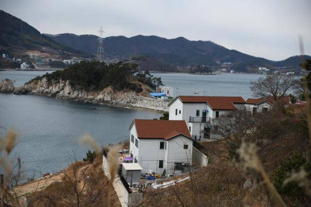 1박3식이 인기를 끌면서 이수도에는 새로운 민박집들이 생기고, 일자리도 늘었다. 거제= 박은경 기자