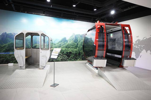 ‘송도도펠마이어월드’에 빈티지 케이블카와 최첨단 케이블카가 함께 전시돼 있다. ⓒ박준규