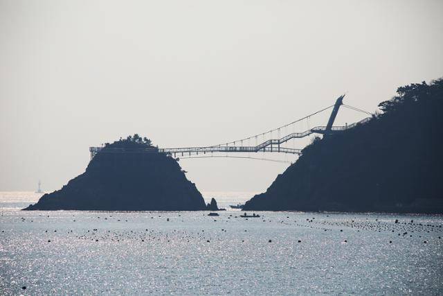 작은 섬(동섬)과 연결된 암남공원의 송도용궁구름다리. ⓒ박준규