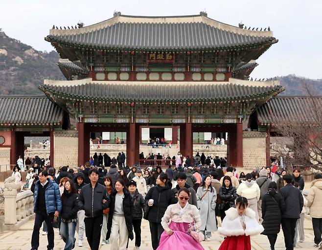 26일 서울 경복궁에서 시민들과 외국인 관광객들이 나들이를 즐기고 있다./최혁 기자