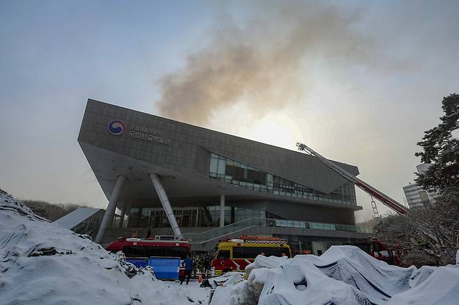 1일 오전 서울 용산구 국립한글박물관에서 화재가 발생해 소방관들이 진화 작업을 펼치고 있다. 연합뉴스