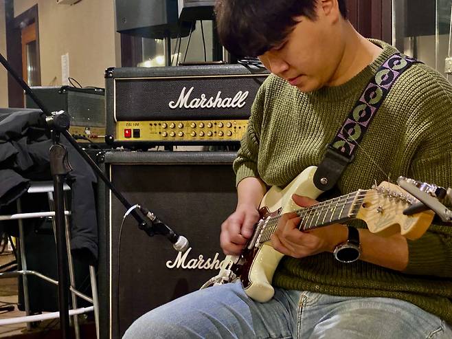 Kwak Sang-bin, 32, a patent attorney and amateur guitarist, plays Bon Jovi's "Always." (Hwang Joo-young/The Korea Herald)