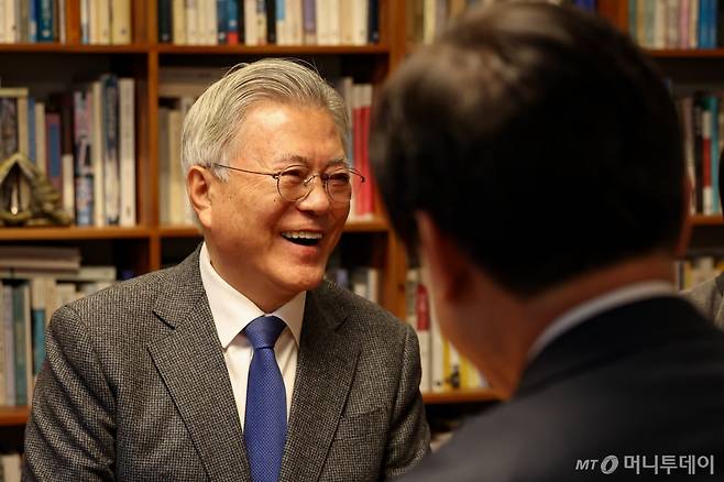 [서울=뉴시스] 조성우 기자 = 문재인 전 대통령이 30일 경남 양산시 평산마을에서 이재명 더불어민주당 대표를 만나 대화를 나누고 있다. (사진=더불어민주당 제공) 2025.01.30. photo@newsis.com *재판매 및 DB 금지 /사진=