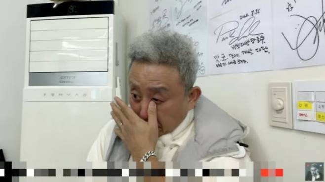 배우 최준용이 윤석열 대통령 체포 소식에 눈물을 보이는 모습. /사진=유튜브 채널 '[나임화수야] 최준용 TV' 캡처