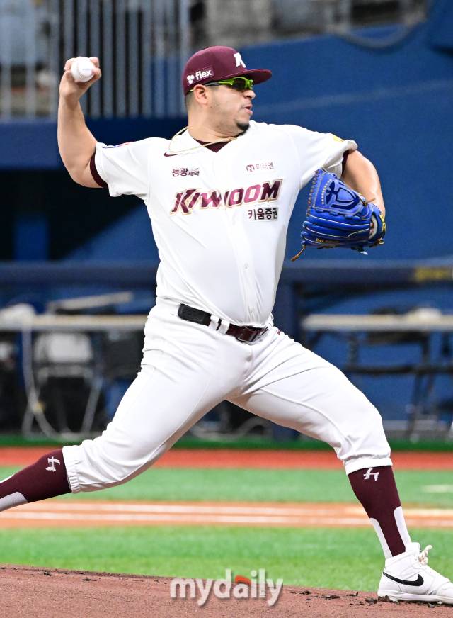 2024년 8월 8일 오후 서울 고척스카이돔에서 진행된 ‘2024 신한 SOL Bank KBO리그’ SSG-키움의 경기. 키움 선발 후라도가 역투를 펼치고 있다./마이데일리