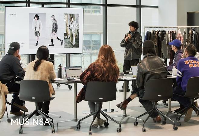 ‘MNFS 파이널 프로젝트’ 1차 심사 당시 심사위원 앞에서 자신의 브랜드 ‘랩폼’을 소개하는 김영규 학생. [무신사 제공]