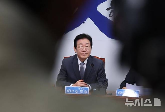 [서울=뉴시스] 조성봉 기자= 이재명 더불어민주당 대표가 31일 오전 서울 여의도 국회에서 열린 최고위원회의에서 잠시 생각에 잠겨 있다. 2025.01.31. suncho21@newsis.com