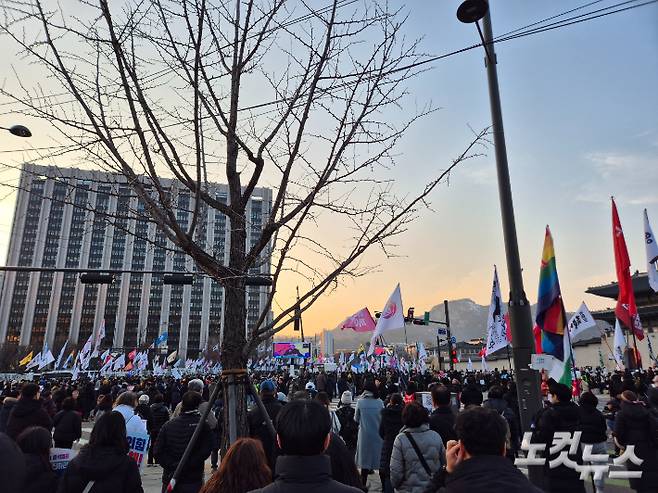 1일 오후 4시부터 서울 경복궁역 인근에서 '윤석열 즉각 퇴진·사회 대개혁 비상행동(비상행동)'이 주관하는 9차 범시민대행진이 열렸다. 박희영 기자